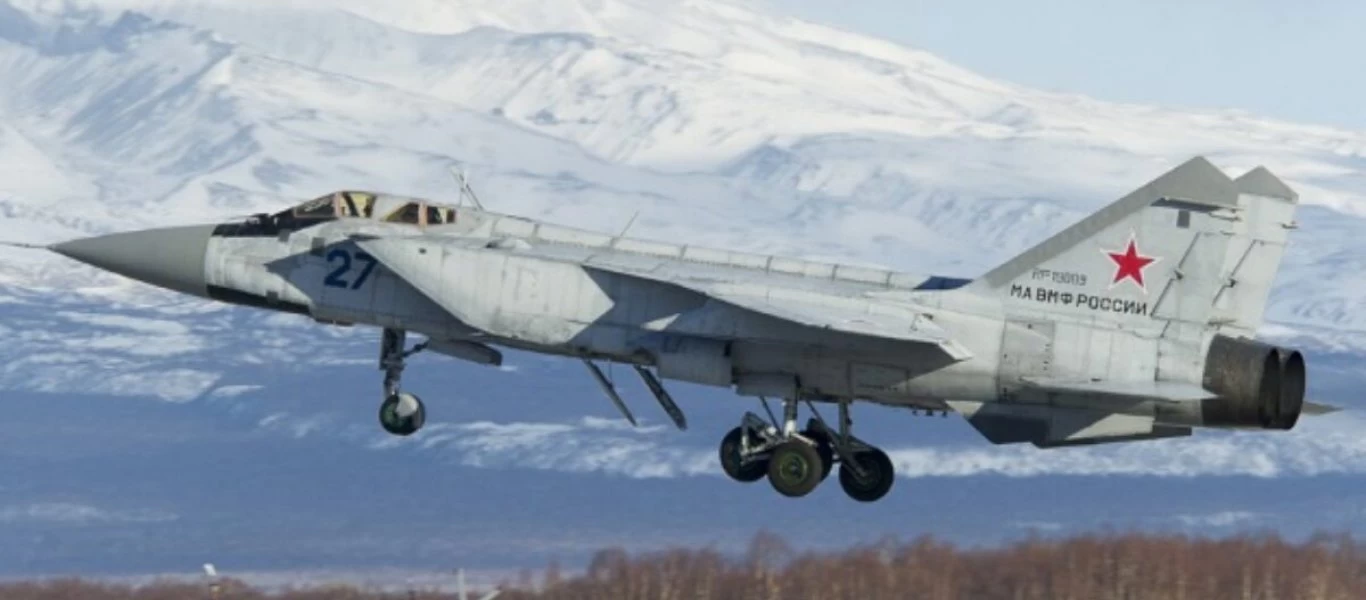 Βίντεο: MiG-31 σε σχηματισμό πετούν σε χαμηλό ύψος